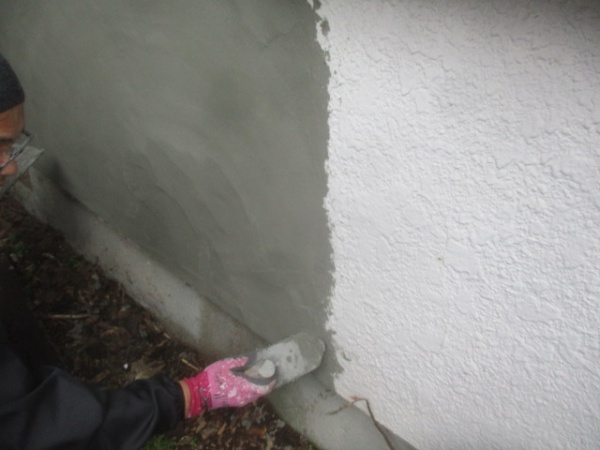 モルタルを打設中です