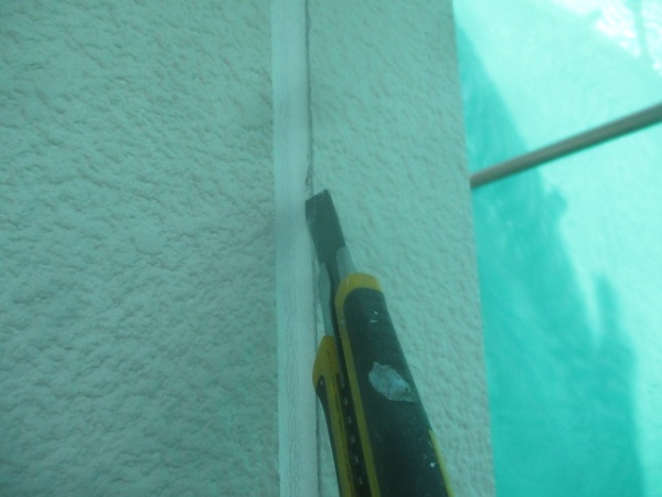 外壁目地の撤去中です