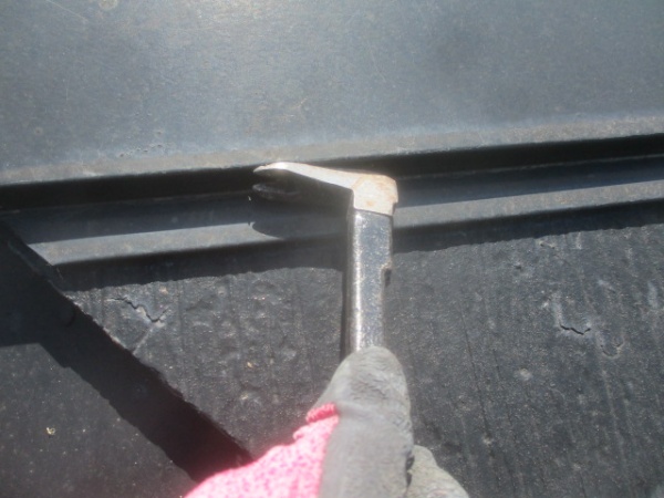 棟板金の撤去中です