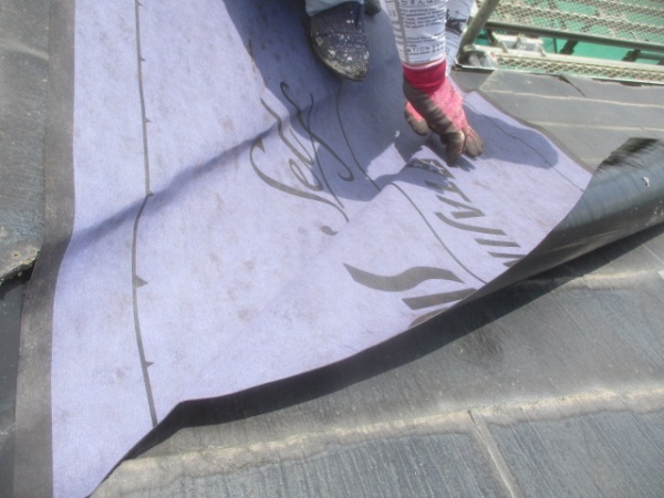 ルーフィングの貼り付け中です