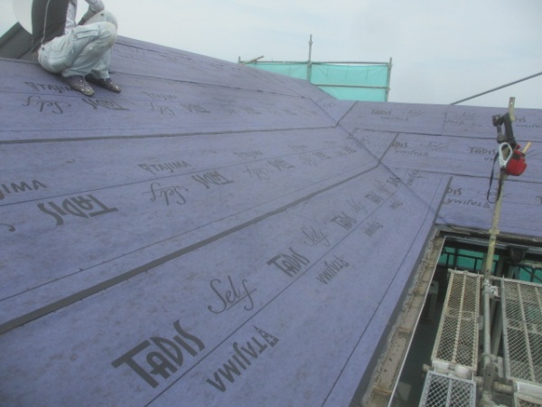 ルーフィングの貼り付け終了です