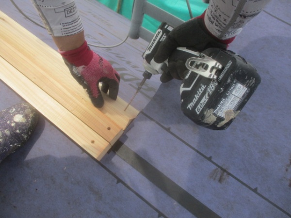 棟木の取り付け中です