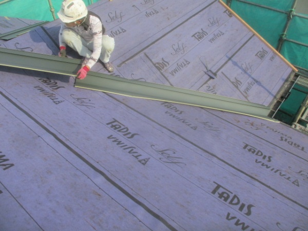 谷樋の取り付け中です