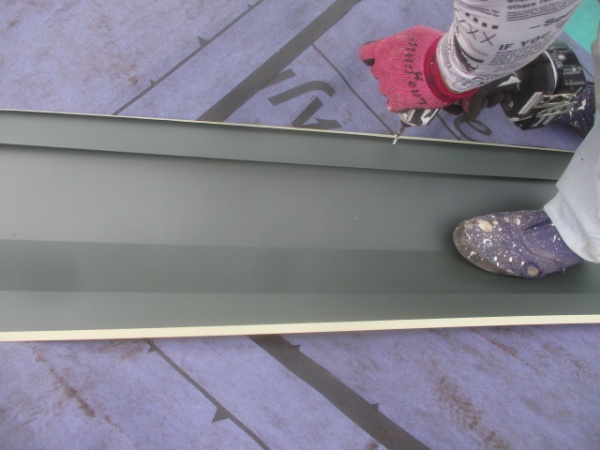 谷樋の取り付け中です