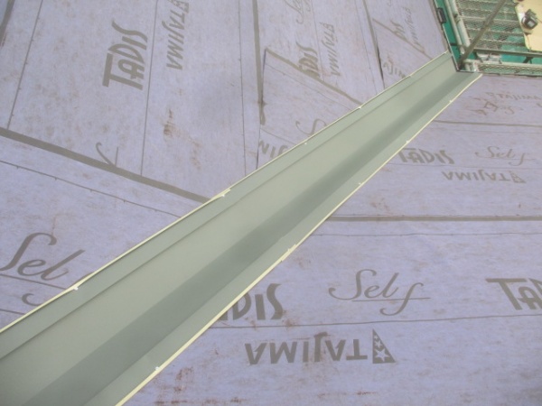 谷樋の取り付けが終了しました