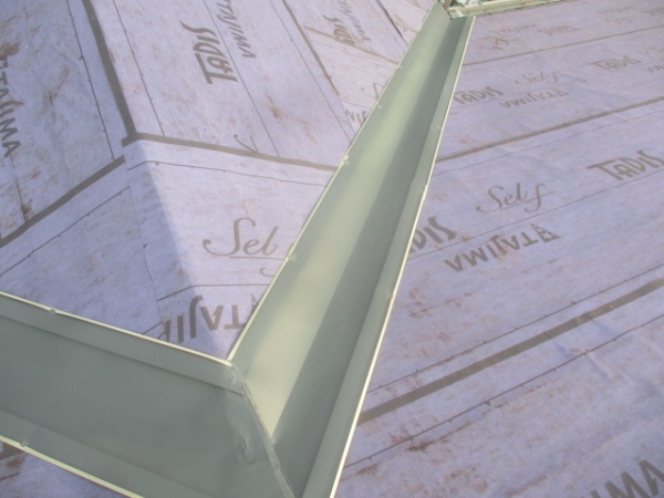 谷樋の取り付けが終了しました