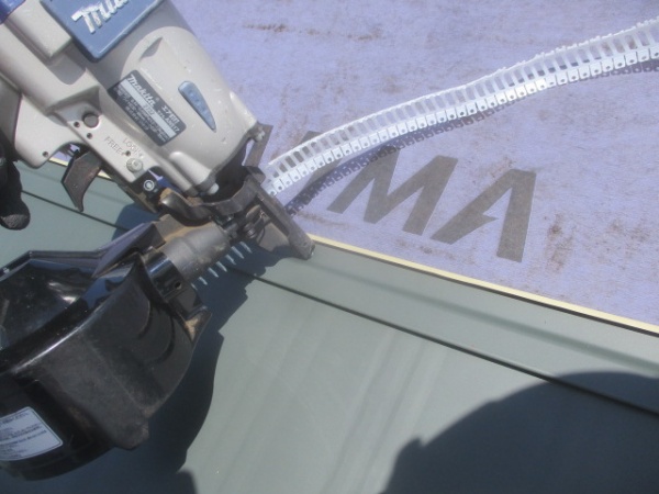 ルーフの貼り付け中です