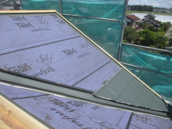 谷樋右面の貼り付け中です