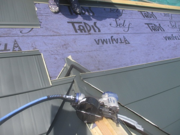 谷樋左右ルーフの合わせです