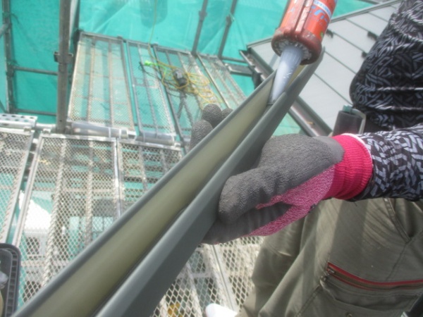 見切り縁の取り付け中です