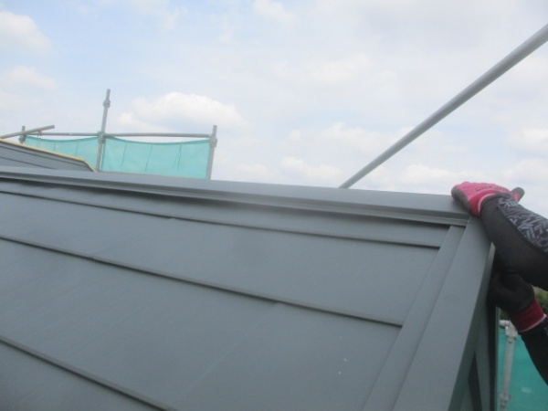 棟板金の取り付け中です