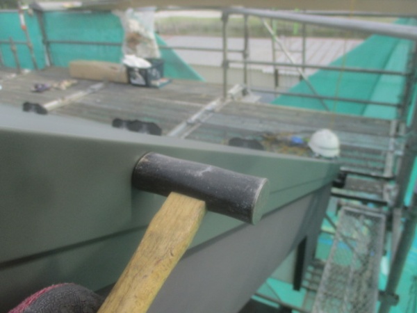 ケラバ包みの固定中です