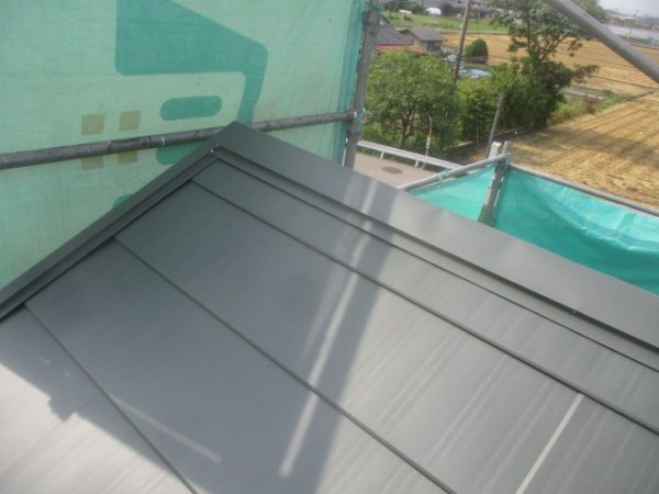 棟板金の取り付けが終了しました