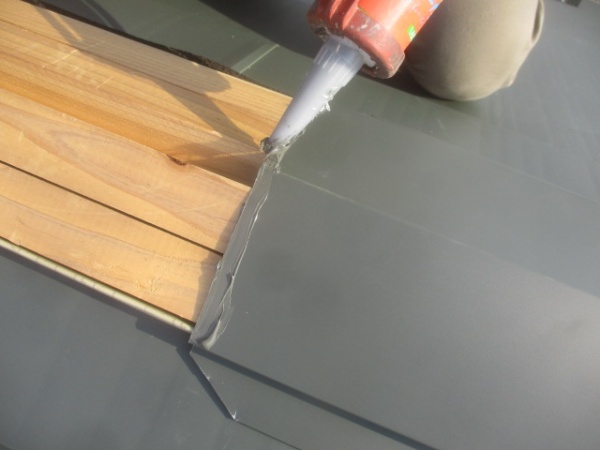 棟板金の取り付け中です