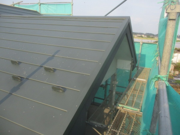 棟板金の取り付けが終了しました