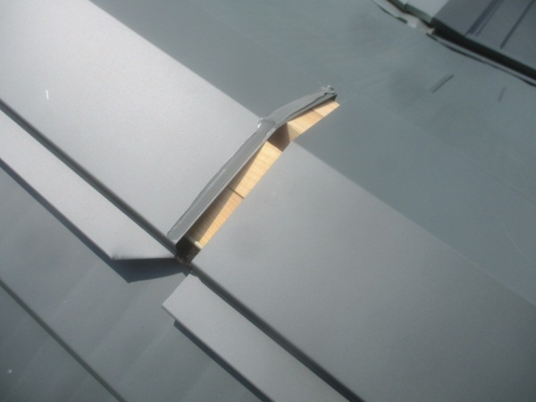 棟板金の取り付け中です