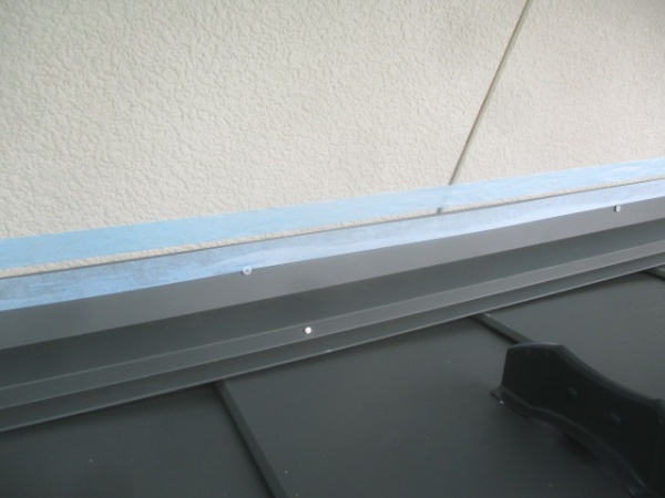 壁水切りのシーリング養生をしました