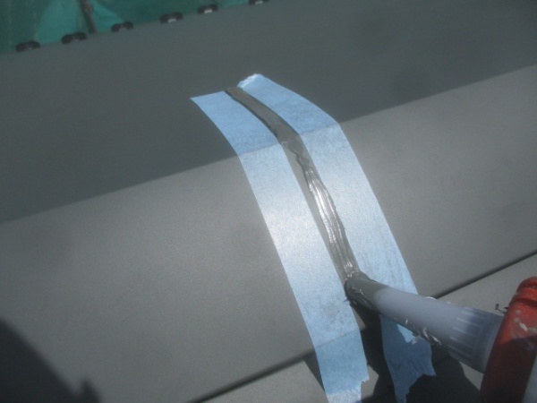 棟板金のシーリング中です