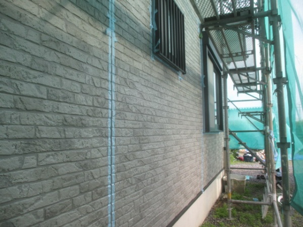 外壁目地増し打ちの養生をしました