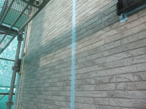 外壁目地増し打ちの養生をしました