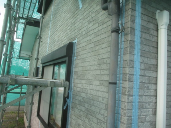 外壁目地増し打ちの養生をしました