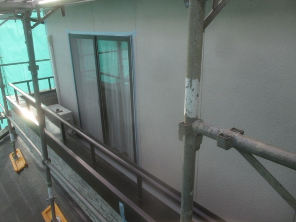 外壁目地増し打ちの養生をしました