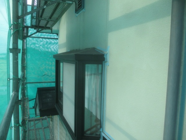 外壁目地増し打ちの養生をしました