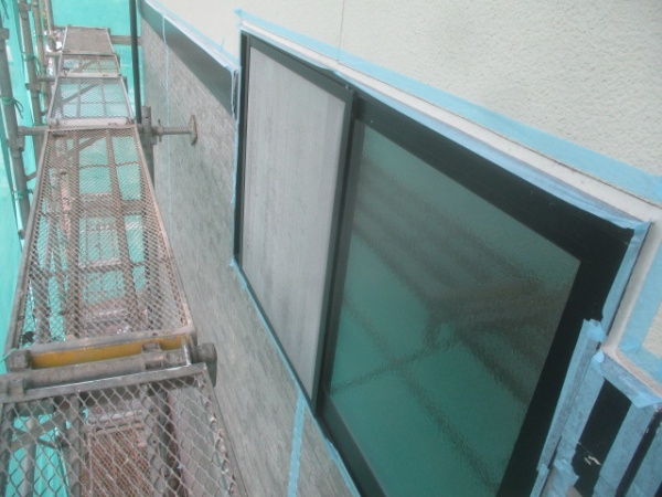 外壁目地増し打ちの養生をしました