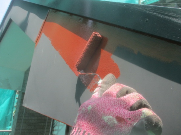 破風板金の錆止め塗装中です