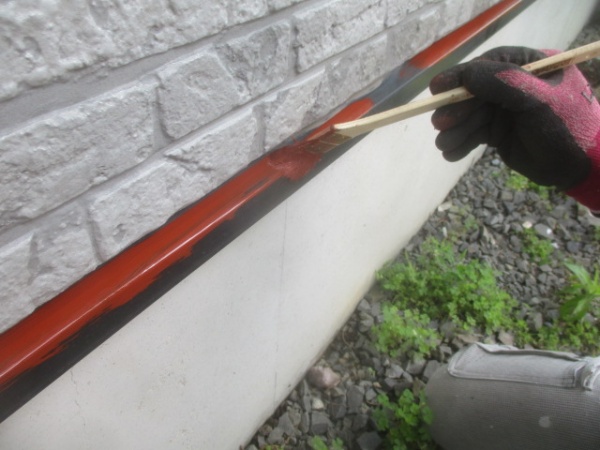 壁水切りの刷毛塗装中です