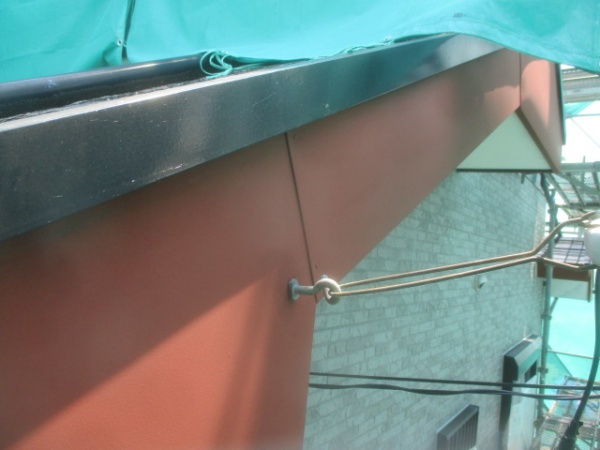 破風板金の錆止め塗装中です