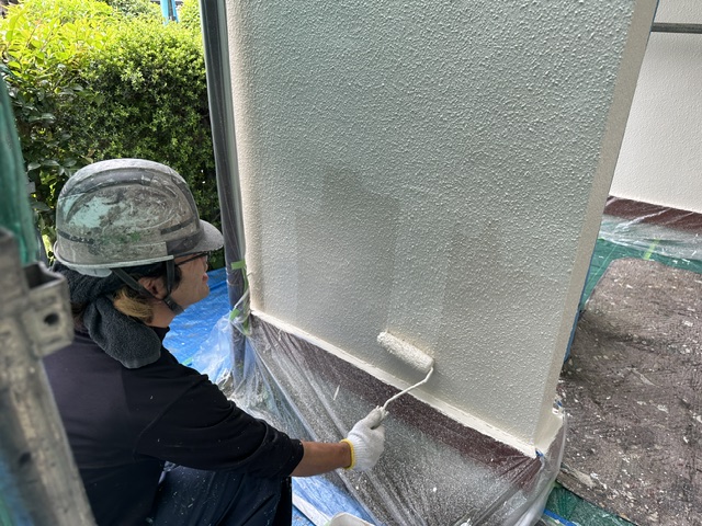 外壁上塗り中