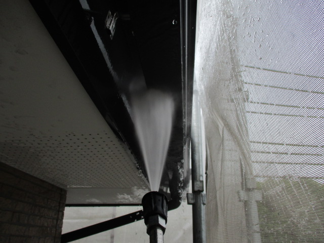 軒樋と破風板金の洗浄中です