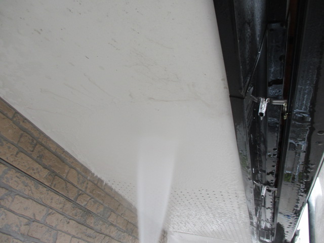 軒天の洗浄中です