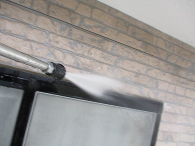 サッシ周りの洗浄中です