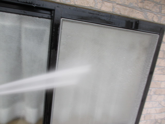 網戸の洗浄中です