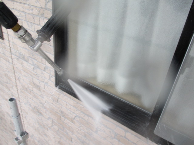 レール溝の洗浄中です