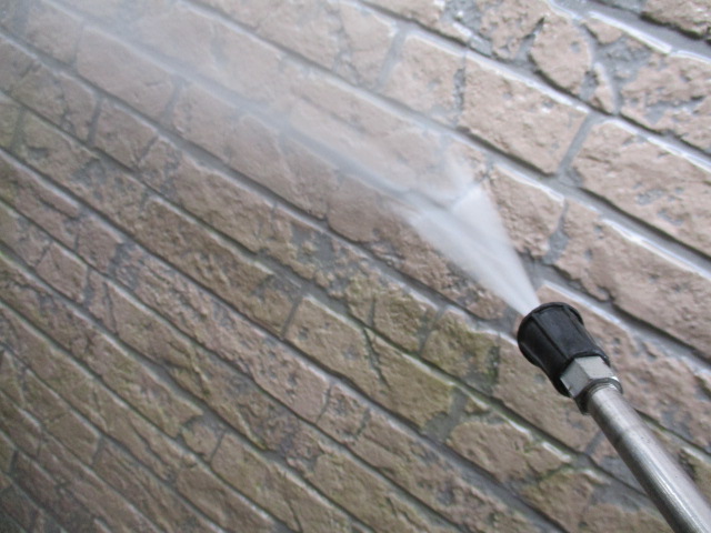 外壁洗浄中です