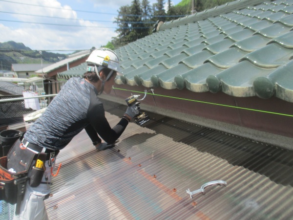 軒樋金具取り付け中です