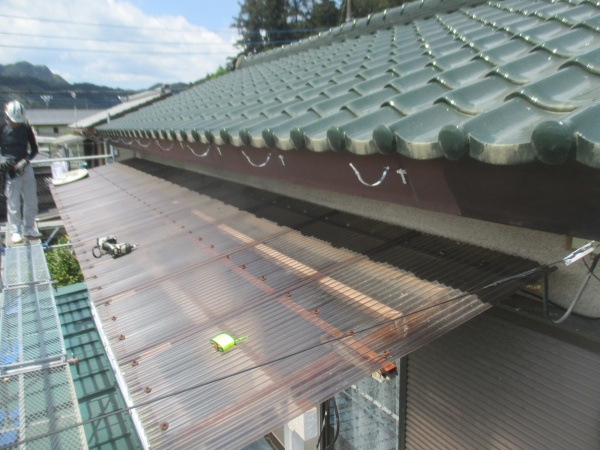 軒樋金具取り付け中です