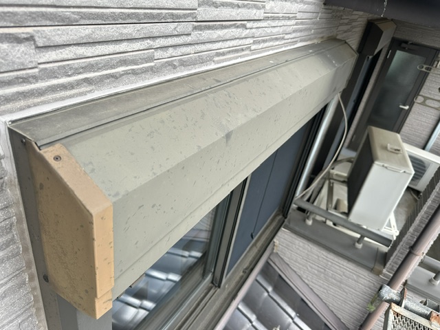窓まわりの板金部に付着汚れ