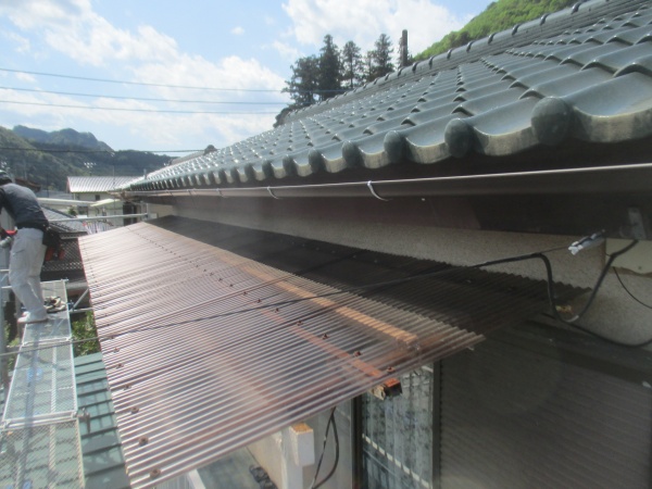 軒樋を取りつけました