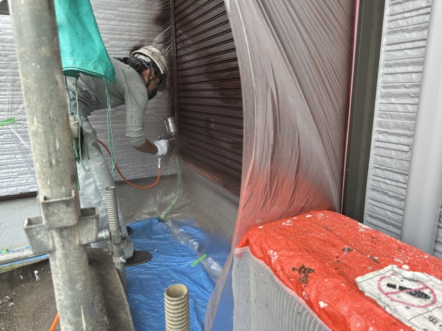 上塗り吹付中