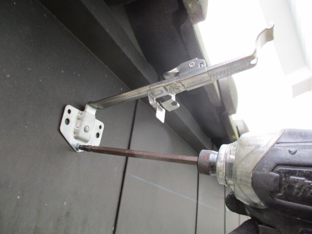 軒樋金具を取りつけました