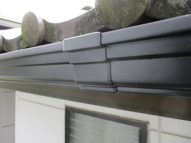 軒樋を繋ぎました