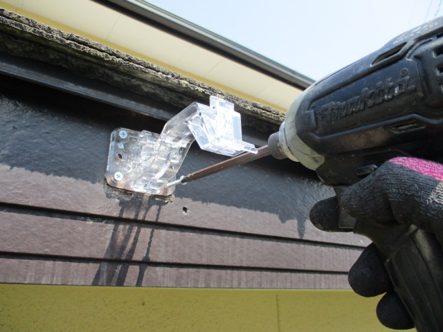 軒樋金具を取り付けました