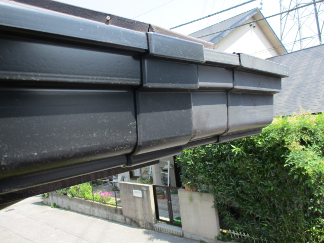 軒樋を繋ぎました