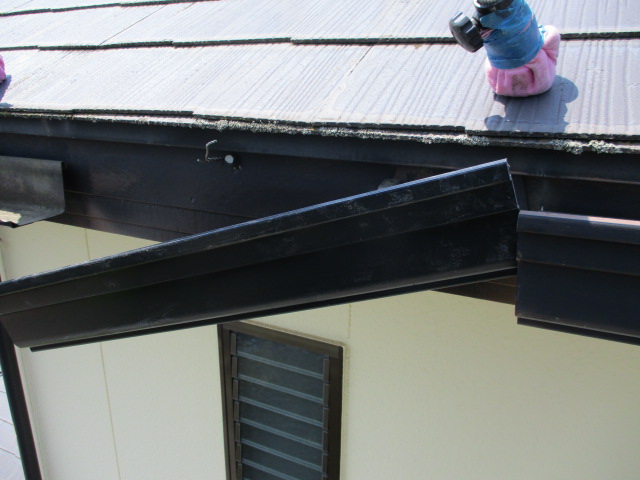 ２階の軒樋取り付け中です