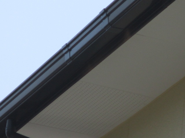 軒樋を繋ぎました