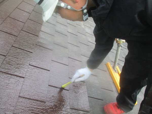 下屋根の刷毛塗装中です